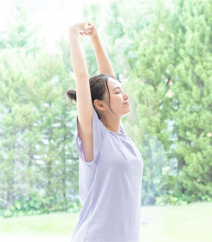 伸びをする女性